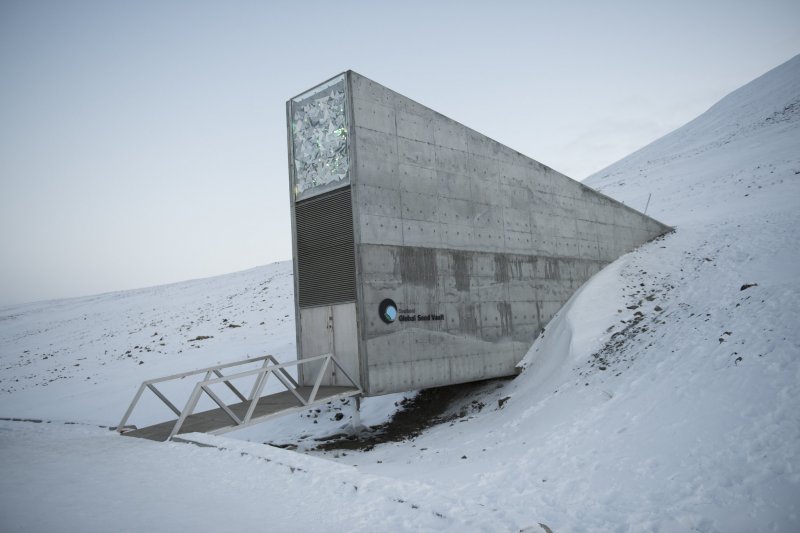 File:Seed-vault.jpg