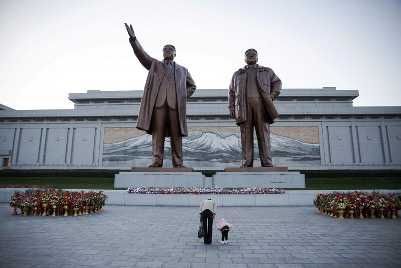 File:North Korea Statues.jpg